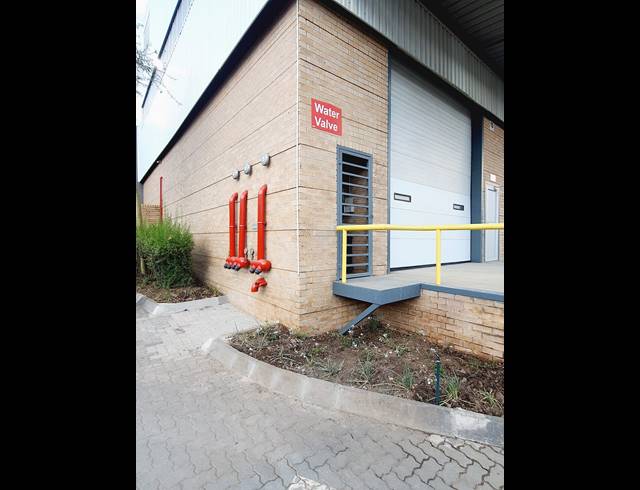 7,821M² WAREHOUSE TO LET IN KOSMOSDAL